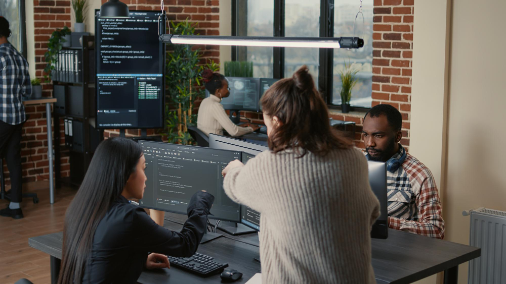 A Importância de Contratar um Programador Profissional: Um Investimento Estratégico 1 Programadores trabalhando juntos